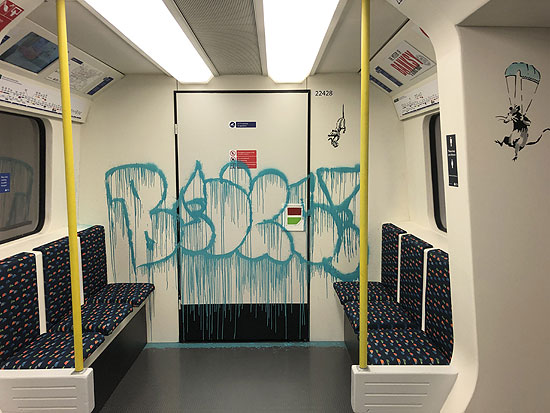 originalgetreue Nachbildung des Londoner U-Bahn-Waggonss, in dem Banksy 2020 seine Mitbürger zum Masken-Tragen aufrief(Foto: Martin Schmitz)